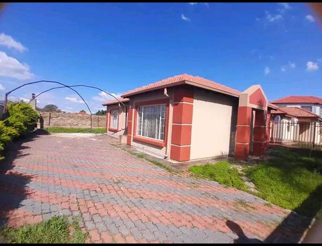 3 BEDROOM HOUSE FOR SALE IN ROSSLYN